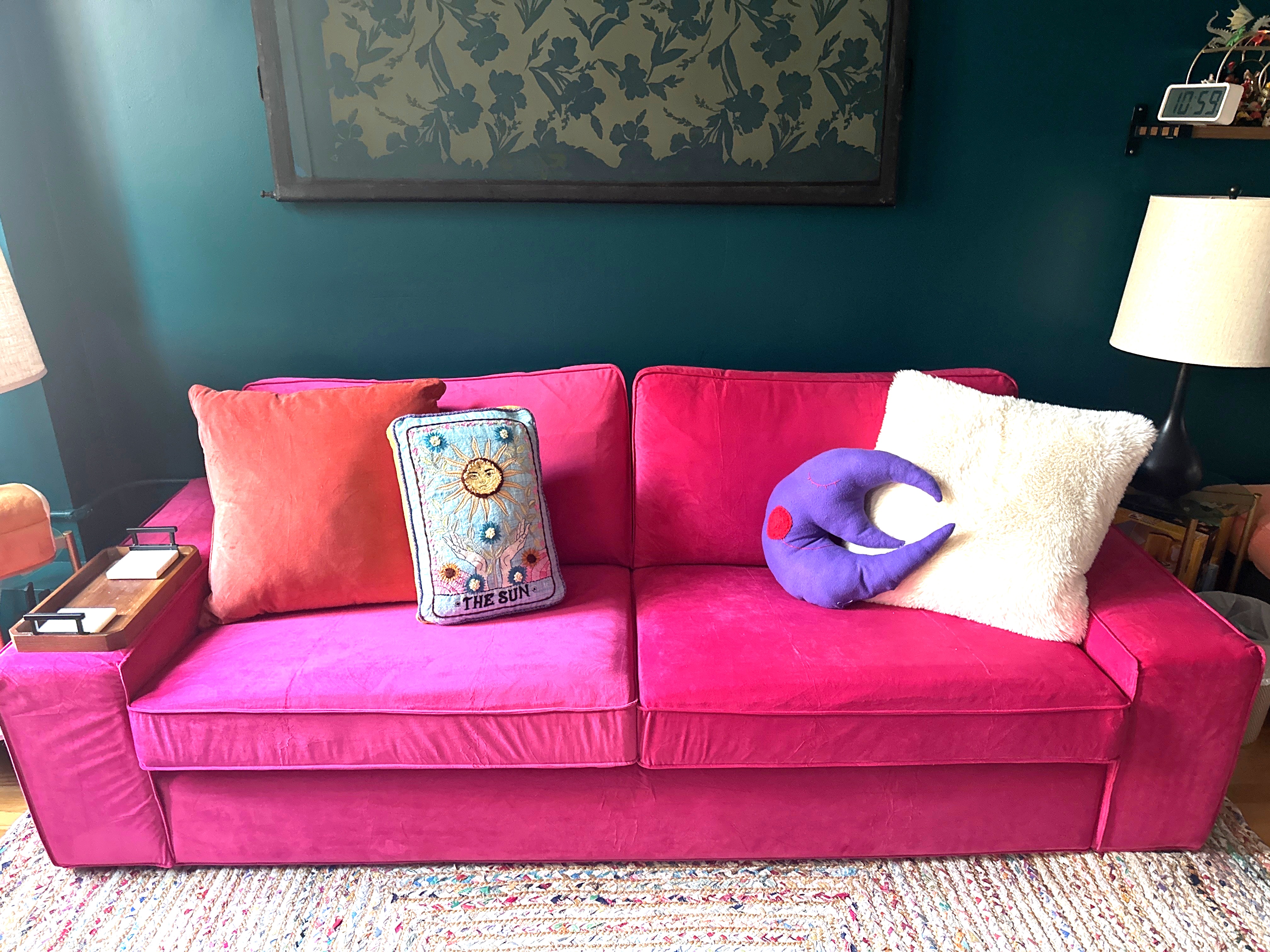 The therapy office at Jessica Elwart Therapy featuring a vibrant pink couch